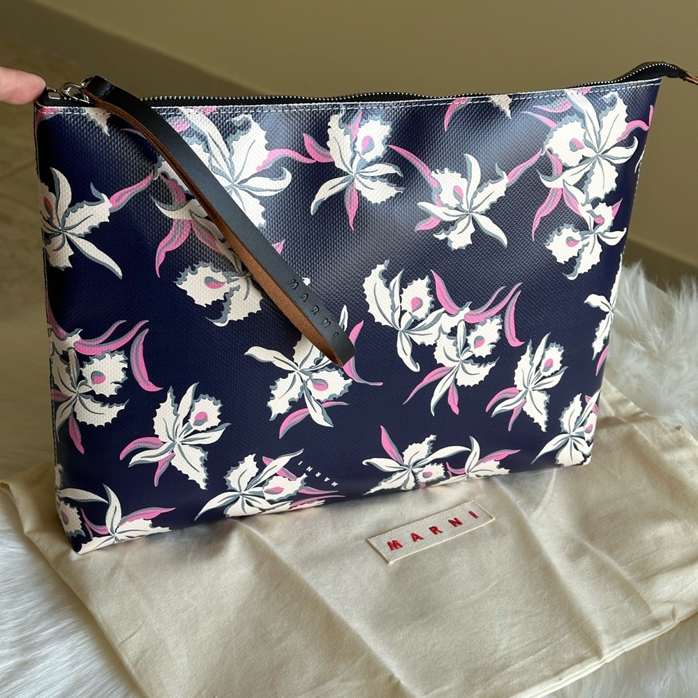 Auth Marni Large Clutch Wristlet with dust bag Made in Italy